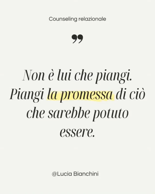 Non è lui che piangi.
Piangi la promessa di ciò che sarebbe potuto essere. 
Tutto ciò che avreste potuto diventare, e che non siete diventati.
Tutto ciò che sarebbe potuto essere stato, e che non è stato.

Quando una relazione finisce, il dolore più grande non sempre è la perdita dell'altro.
Spesso ci troviamo ad elaborare il lutto per la versione di un "noi" che non esisterà mai. 

Perché chi resta impigliato in una relazione che fa male, spesso non è attaccato alla persona reale. 
È attaccato a un oggetto interno: un'immagine idealizzata che ha costruito nella propria mente. 
Quella immagine è fatta di proiezioni, di promesse, di potenziale, di "cosa sarebbe potuto succedere se solo...". 

È un meccanismo psicologico profondo: più la realtà delude, più ci aggrappiamo all'illusione.
Perché l'illusione è nostra. Nessuno può togliercela.
E lasciarla andare significa fare i conti con il vuoto che c'era in noi, già prima di lui.

Ma quel vuoto non si riempie con le promesse degli altri. 
Si colma con la presenza a te stessa. 

Forse non è lui che piangi. 
Forse piangi la parte di te che hai messo in lui. 
Quella che non hai ancora imparato a riconoscere, accogliere, amare da sola. 

Non passare altro tempo a chiederti "perché lui è così?". 
Prova a chiederti: perché resto? Cosa sto cercando davvero? 
Cosa temo di trovare se resto sola con me? 

La risposta è il primo passo per uscire dalla trappola. 

💬 Scrivimi nei commenti se qualcosa ti risuona e se vuoi ricevere l'approfondimento in privato.

#dipendenzaaffettiva #relazionitossiche #amorproprio #consapevolezza #crescitapersonale