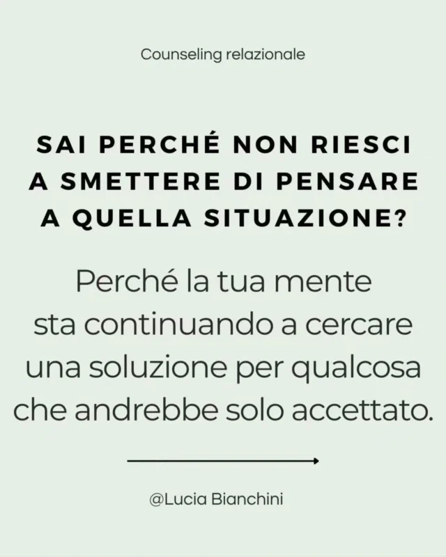 Ci hanno insegnato che a tutto c'è una soluzione.
Che se ti impegni abbastanza, se insisti, se giri la questione da tutte le angolazioni, prima o poi la risposta arriva.
E finché c'è una soluzione, finché puoi fare qualcosa, tieni a bada il senso di impotenza.
Tieni a bada la vulnerabilità.
Quel vuoto che si apre quando non puoi più agire.
Il problem solving è stato il nostro rifugio.
L'arte di aggiustarsi, di non darsi per vinti, di resistere.
Perché resistere significa che ancora hai il controllo, che puoi cambiare la situazione.
Ma a volte non c'è una soluzione, c'è un prima e un dopo.
C'è da prendere atto che la situazione è così com'è.
Accettare è la resa.
E la resa non è arrendersi alla vita.
È mollare la presa, lasciar andare, fare spazio interiore per accogliere che una situazione, o una persona, sia così com'è, punto.
Non devi fartela andare bene per forza.
Ma puoi smettere di chiedere a quella situazione ciò che non può darti.
Smettere di chiedere a una persona di essere quella che non è.
Smettere di chiedere al passato di riscrivere il finale.
Non è che trovi subito la pace. 
Ma puoi ritrovare te stessa, te stesso.
E ricominciare a guardare avanti senza portarti dietro il peso di ciò che non potevi cambiare.
.
.
.
#accettazione #lasciarandare #consapevolezzadisè #riflessioni #paceinteriore