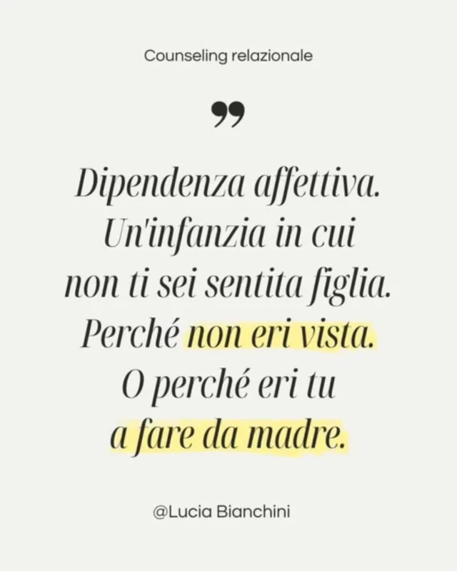 Accade che un figlio che non si è sentito pienamente figlio porti con sé, da adulto, un attaccamento dipendente verso chi ama di più.

Quando non ci si sente pienamente figli?

Quando ci si è ritrovati a fare da genitore al proprio genitore.
Quando si è imparato a comprendere ciò che non poteva essere compreso.
Quando si è stati il testimone muto di un dolore che non poteva essere nominato.
Quando il genitore, per i suoi limiti e la sua storia, non è riuscito a essere quel porto sicuro che avrebbe dovuto essere.
E per questo ha spostato il figlio dal posto del piccolo e lo ha messo in un posto troppo grande per lui.
Quando aveva bisogno che il figlio fosse in un certo modo.
Quando lo ha trascurato, non l'ha visto.

Nessuna colpa, nessun giudizio.

Solo ferite che hanno preso una direzione e una strategia di sopravvivenza.
.
.
#dipendenzaaffettiva #traumadellosviluppo #fuoriposto #CostellazioniFamiliari #feriteemotive