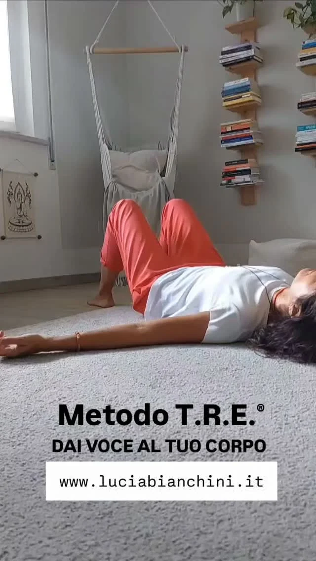 Nel mio lavoro con il metodo T.R.E.®, vedo ogni giorno cosa succede quando il corpo trova finalmente il permesso di parlare.

Il corpo è un archivista infallibile.
Registra tutto, anche e soprattutto quello che vorremmo dimenticare.

Le notti in bianco, le parole non dette.
Le rabbie ingoiate.
I tradimenti, le paure, i compromessi.
Le punizioni, le ingiustizie.

Tutto ciò che è accaduto nella nostra vita fino ad arrivare a quando eravamo nel grembo di nostra madre.
Tutto.

E ogni tanto parla.
Sai ascoltare la voce del tuo corpo?
Ha il timbro del sintomo.

Con la pratica del Metodo TRE puoi imparare ad ascoltare il tuo corpo.
È come il traduttore di un linguaggio a te sconosciuto.

Il metodo T.R.E.® ti permette di accedere alla libertà.
E alla tua energia vitale.
Scioglie le tensioni, alleggerisce la mente, apre spazio nel petto.
E tante altre cose che sono più facili a sperimentare che a raccontare, anche perché ogni esperienza è personale e unica.

Nel video il mio tremore neurogeno.
Non lo cerco, non lo controllo.
Semplicemente, smetto di chiedere al corpo di stare fermo.
E lui fa il resto.

Ogni corpo ha il suo linguaggio.
Il mio trema.
Il tuo forse si blocca.
Ma tutti, tutti, possiamo imparare un linguaggio nuovo.
.
.
#metodotre #tremore #lasciareandare #stressfree #TraumaRelease
